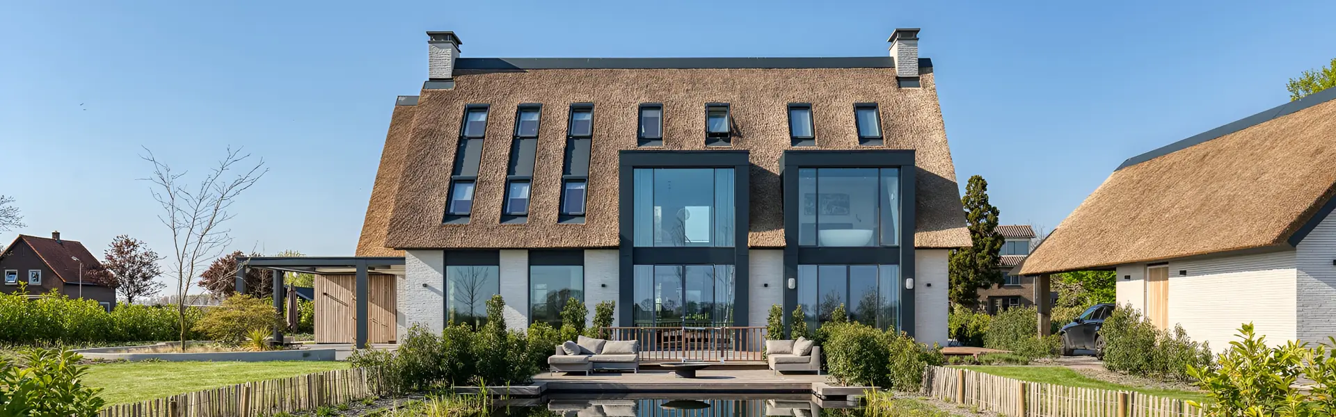 Veldman Zonwering overkapping met schuifdak bij moderne rietgedekte villa in Hoogkarspel