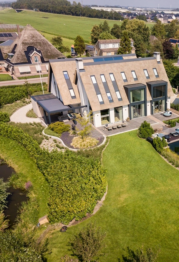 Veldman Zonwering overkapping met schuifdak in ruime tuin van villa in Hoogkarspel