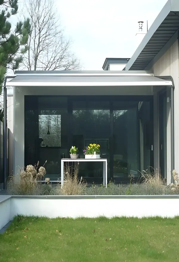 Veldman Zonwering terrasoverkapping bij tuin in Oranjewoud