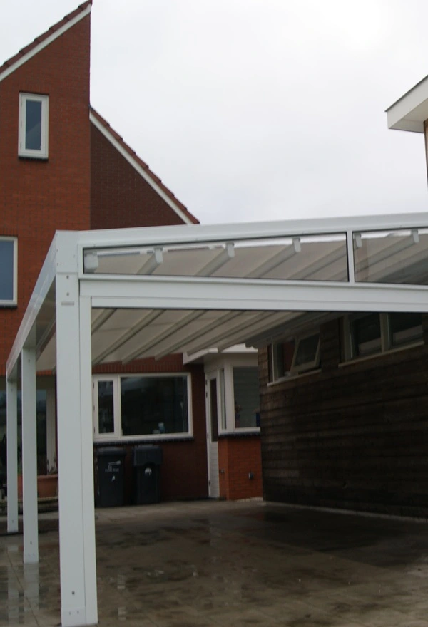 Veldman Zonwering glazen schuifwand tuinkamer bij terras in Wolvega