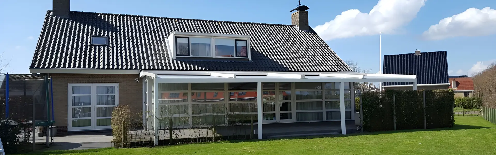 Veldman Zonwering terrasoverkapping met schuifdak aan achtergevel van woning in Langweer