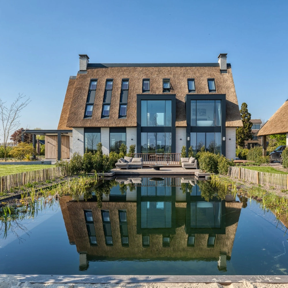Veldman Zonwering terrasoverkapping met schuifdak bij luxe villa in Hoogkarspel