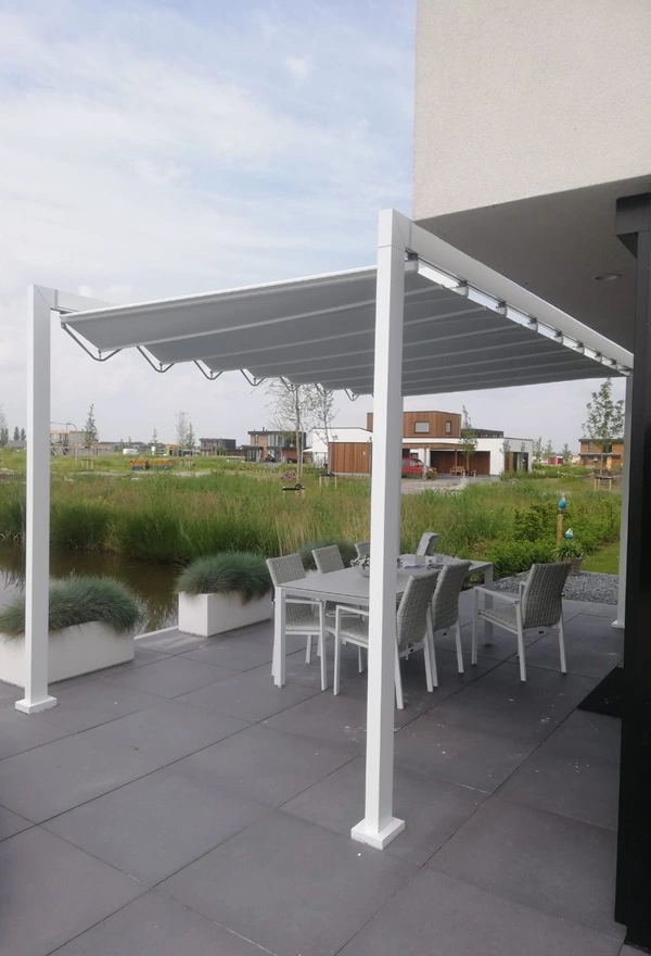 Veldman Zonwering terrasoverkapping met schuifdak bij woning in Blauwestad