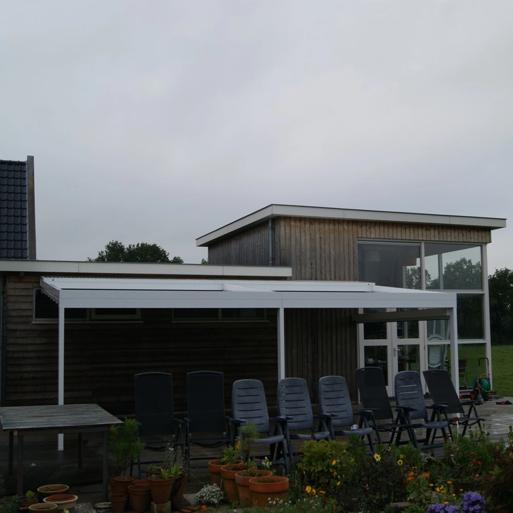 Veldman Zonwering terrasoverkapping met schuifdak bij woning in Bontebok, ruime achtertuin