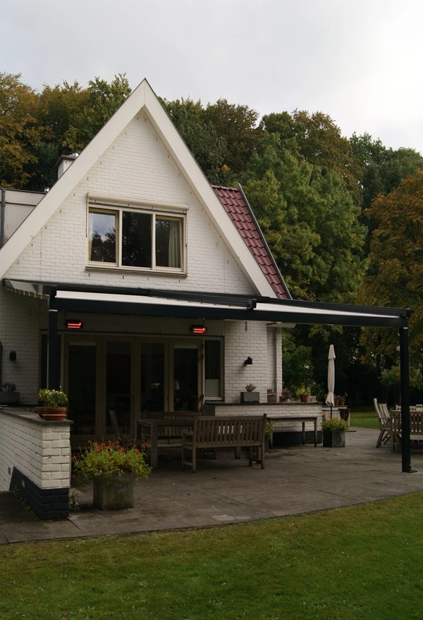 Veldman Zonwering terrasoverkapping met schuifdak bij woning in Maartensdijk Veldman Zonwering terrasoverkapping met schuifdak bij woning in Maartensdijk