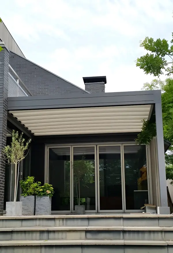 Veldman Zonwering terrasoverkapping met schuifdak bij woning in Sneek