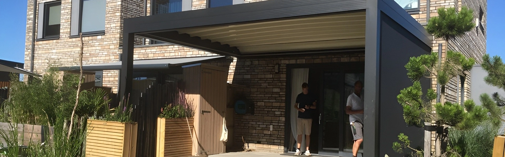 Veldman Zonwering terrasoverkapping met schuifdak geplaatst bij een moderne woning in Almere