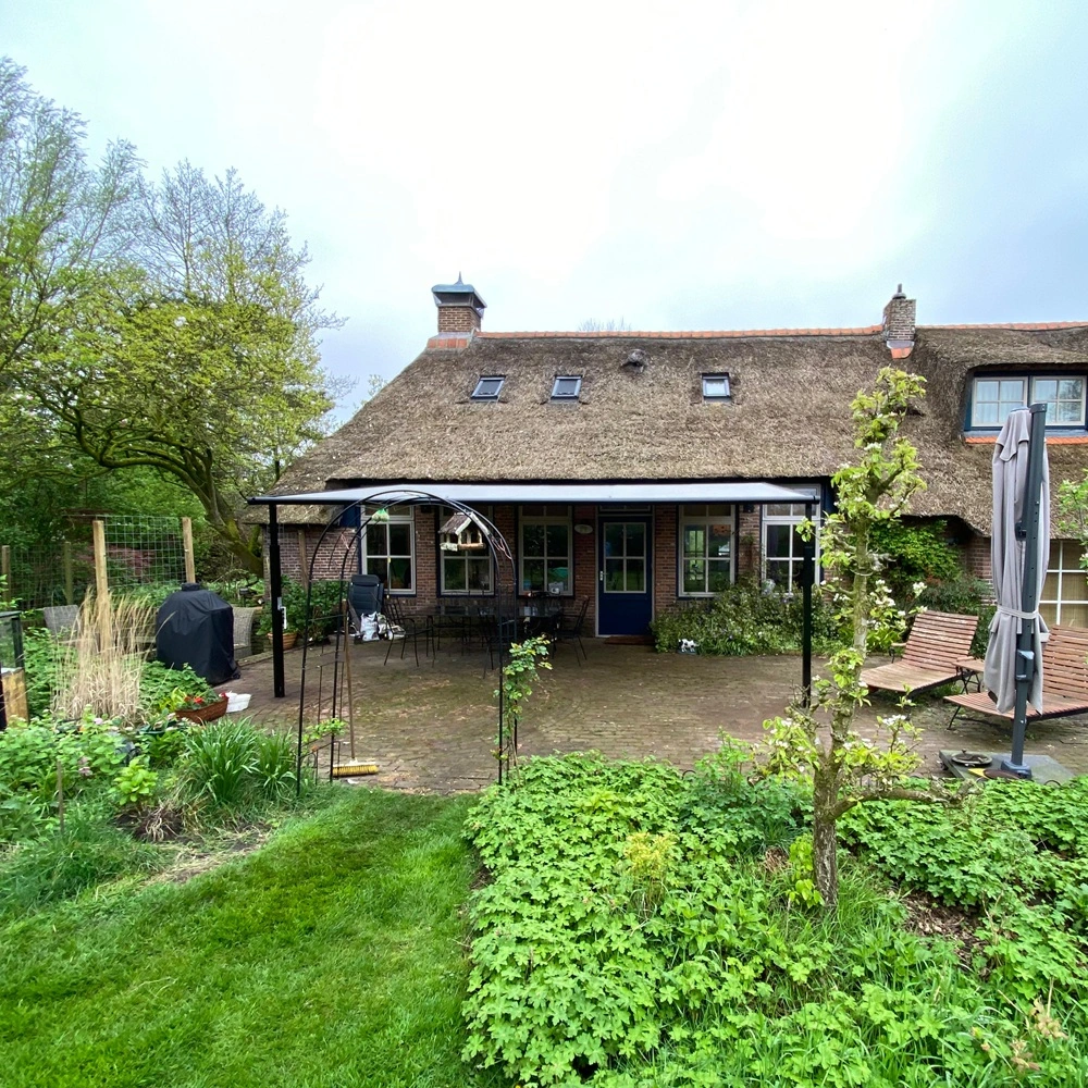 Veldman Zonwering textieloverkapping Plaza Viva in landelijke tuin Veldman Zonwering textieloverkapping Plaza Viva in landelijke tuin