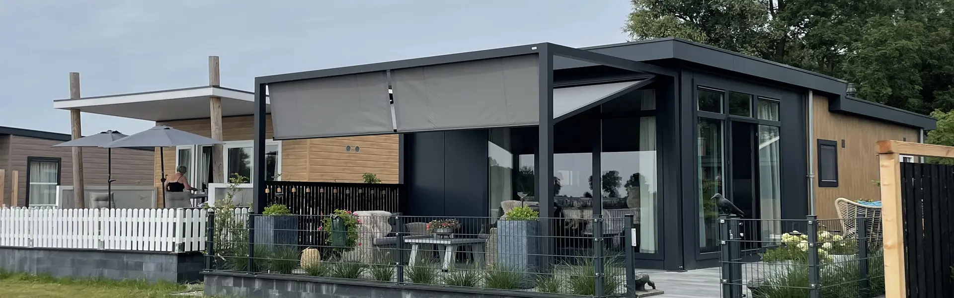 Veldman Zonwering textieloverkapping bij chalet met terras in Burgum