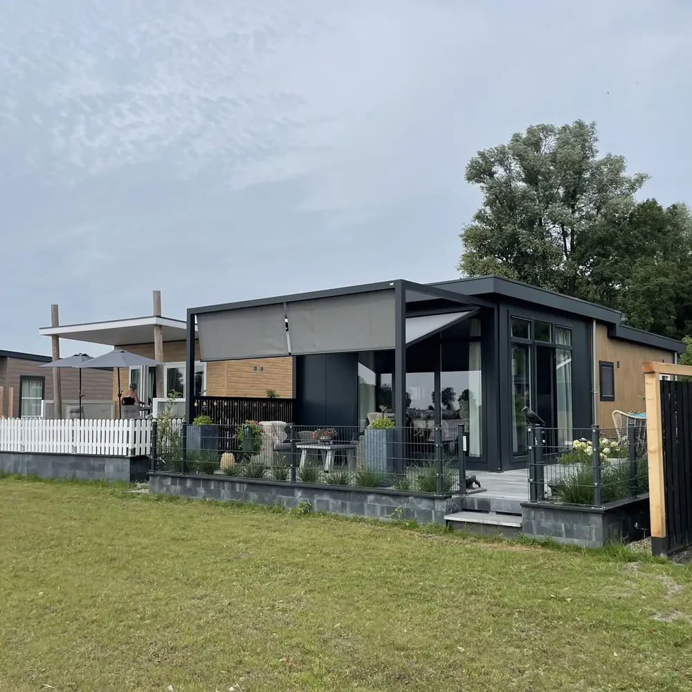 Veldman Zonwering textieloverkapping bij modern chalet in Burgum Veldman Zonwering textieloverkapping bij modern chalet in Burgum