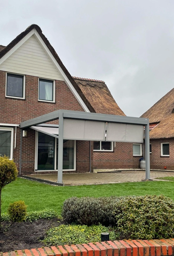 Veldman Zonwering textieloverkapping bij rietgedekte woning in Ureterp