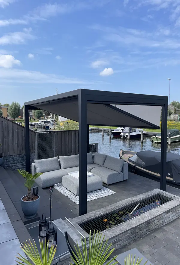 Veldman Zonwering textieloverkapping bij terras aan het water in Scharsterbrug