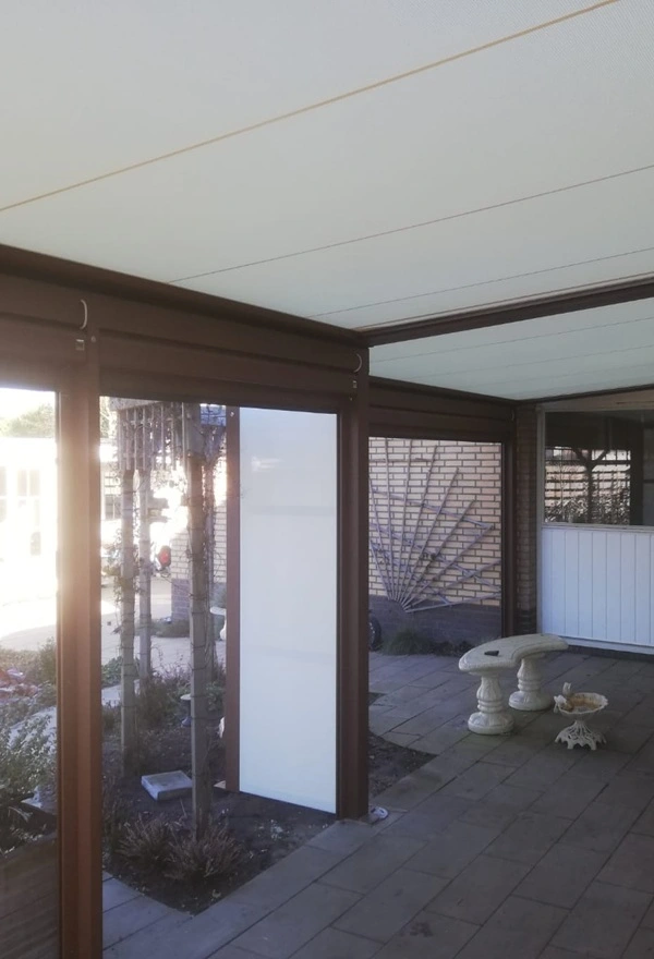 Veldman Zonwering textieloverkapping bij terras in Donkerbroek