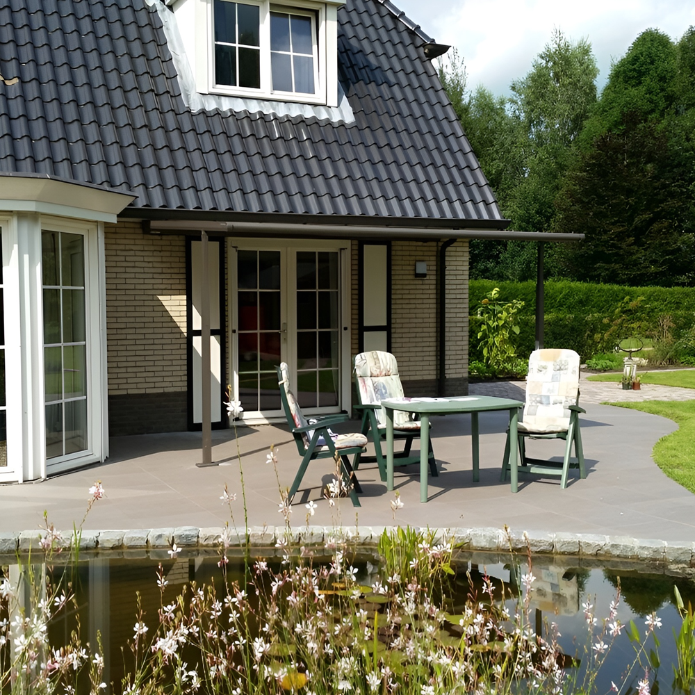 Veldman Zonwering textieloverkapping bij tuin met vijver in Heerenveen