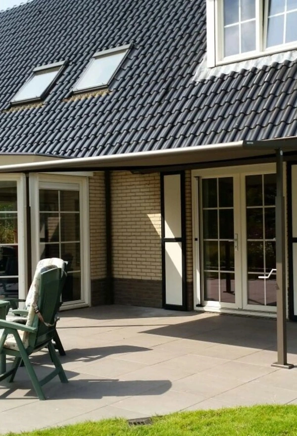 Veldman Zonwering textieloverkapping bij woning in Heerenveen