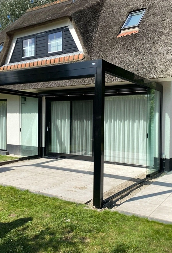 Veldman Zonwering textieloverkapping met glazen schuifwanden op terras in Stavoren Veldman Zonwering textieloverkapping met glazen schuifwanden op terras in Stavoren