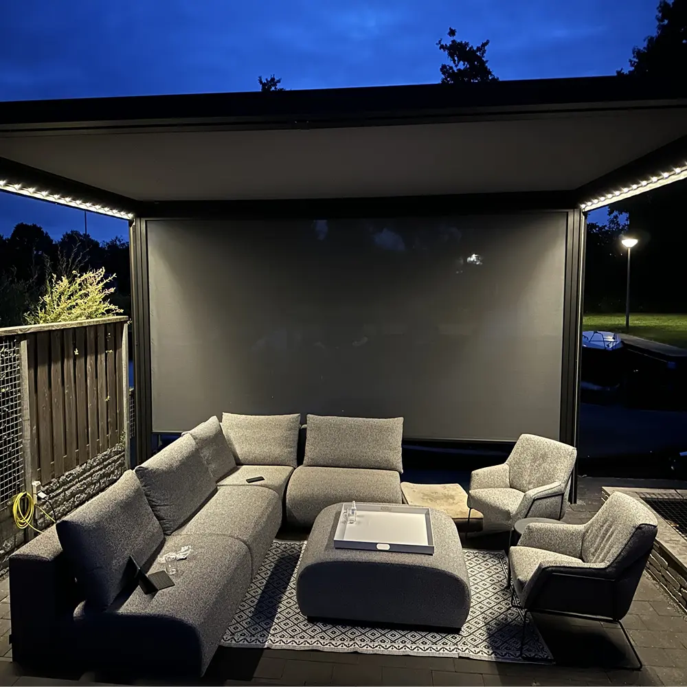 Veldman Zonwering textieloverkapping met sfeerverlichting in Scharsterbrug Veldman Zonwering textieloverkapping met sfeerverlichting in Scharsterbrug