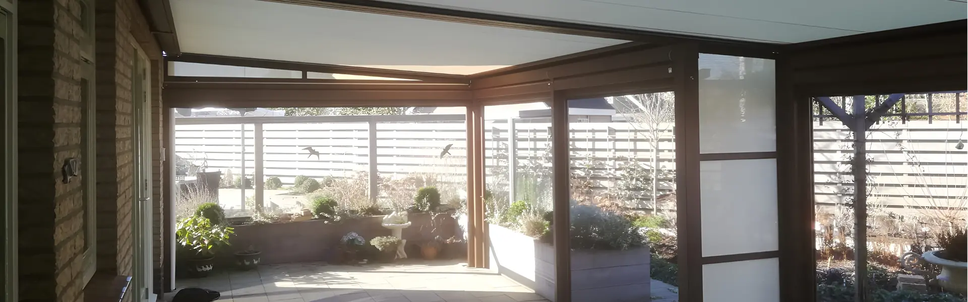 Veldman Zonwering textieloverkapping met zijpanelen in Donkerbroek