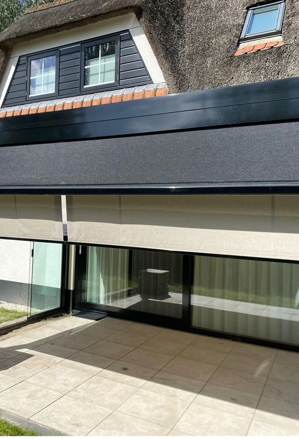 Veldman Zonwering textieloverkapping met zonwerend doek bij woning in Stavoren Veldman Zonwering textieloverkapping met zonwerend doek bij woning in Stavoren
