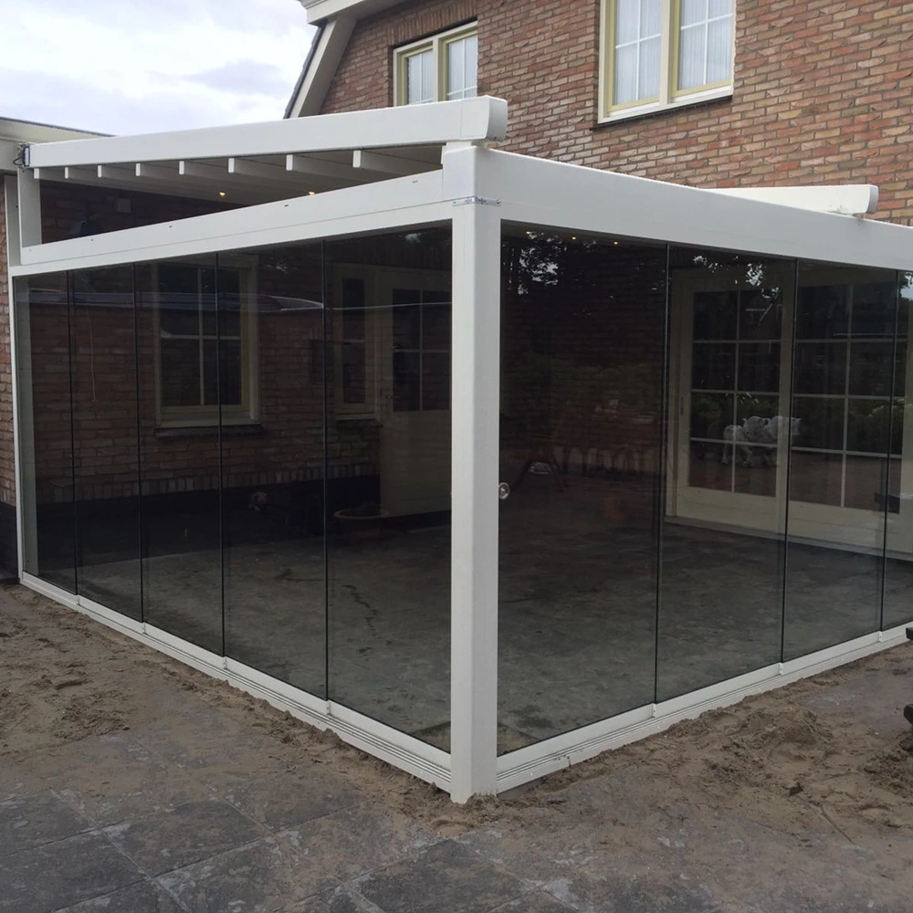 Veldman Zonwering tuinkamer met glazen schuifwanden bij woning in Wolvega