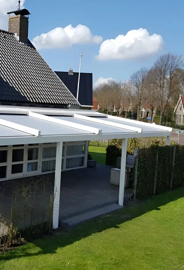 Veldman Zonwering tuinkamer met schuifdak bij achtertuin in Langweer