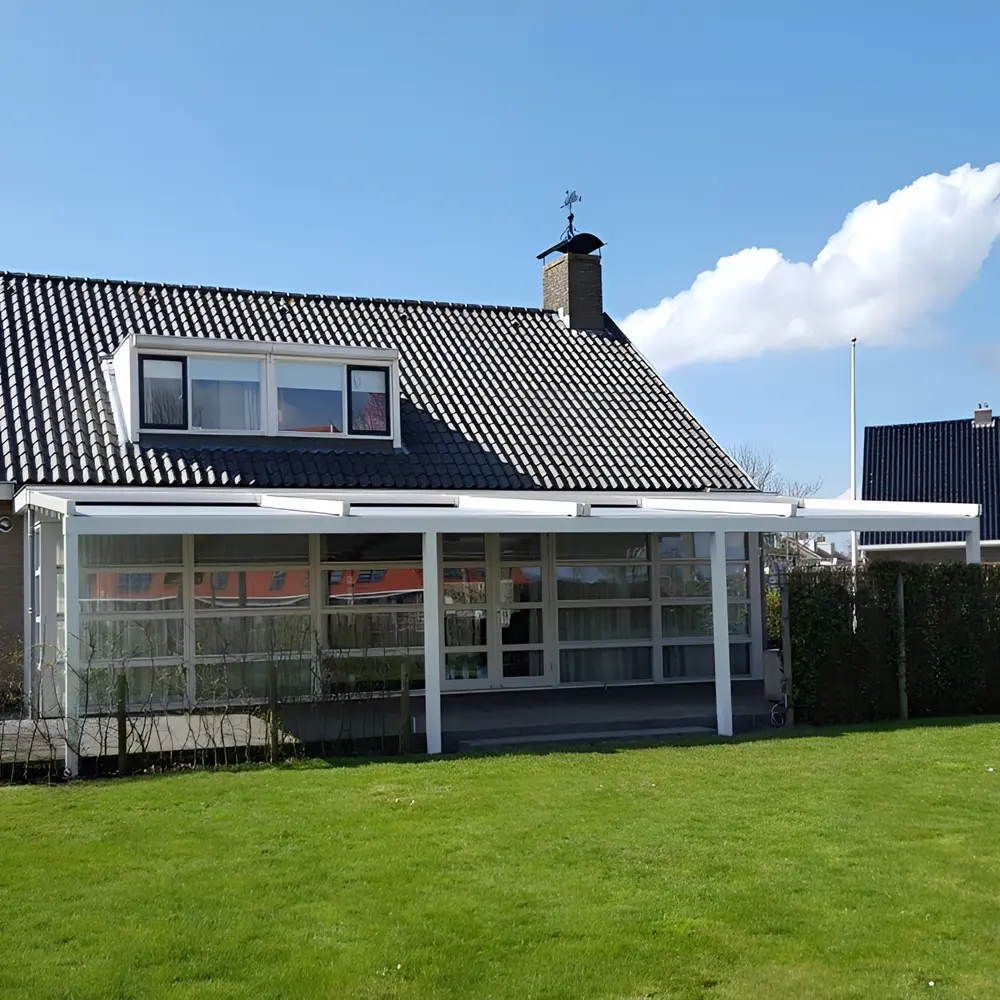 Veldman Zonwering tuinkamer met schuifdak in ruime achtertuin bij woning in Langweer