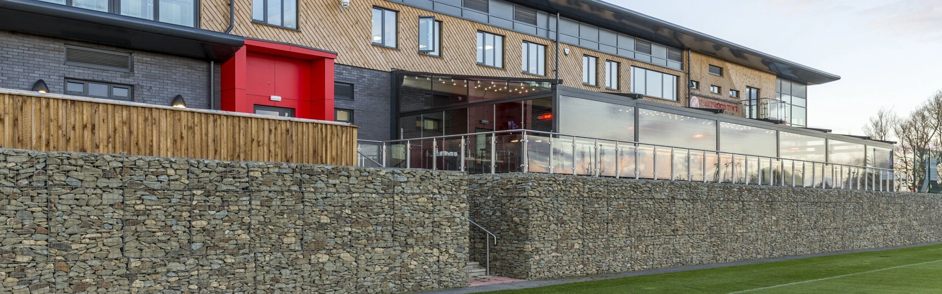 Viva schuifdak met glazen panelen bij een horecagelegenheid