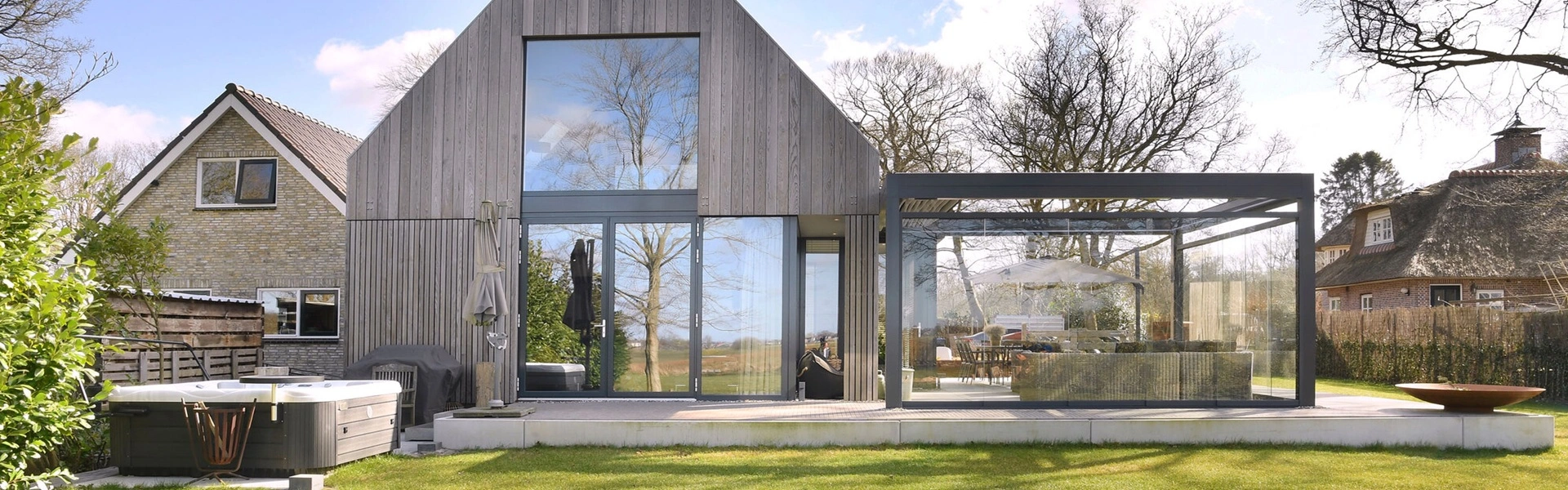 Vooraanzicht van tuinkamer Zenit met glazen schuifpanelen