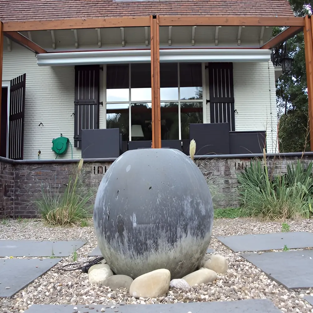 Voorzijde van een houten overkapping Woodplus met vouwdak