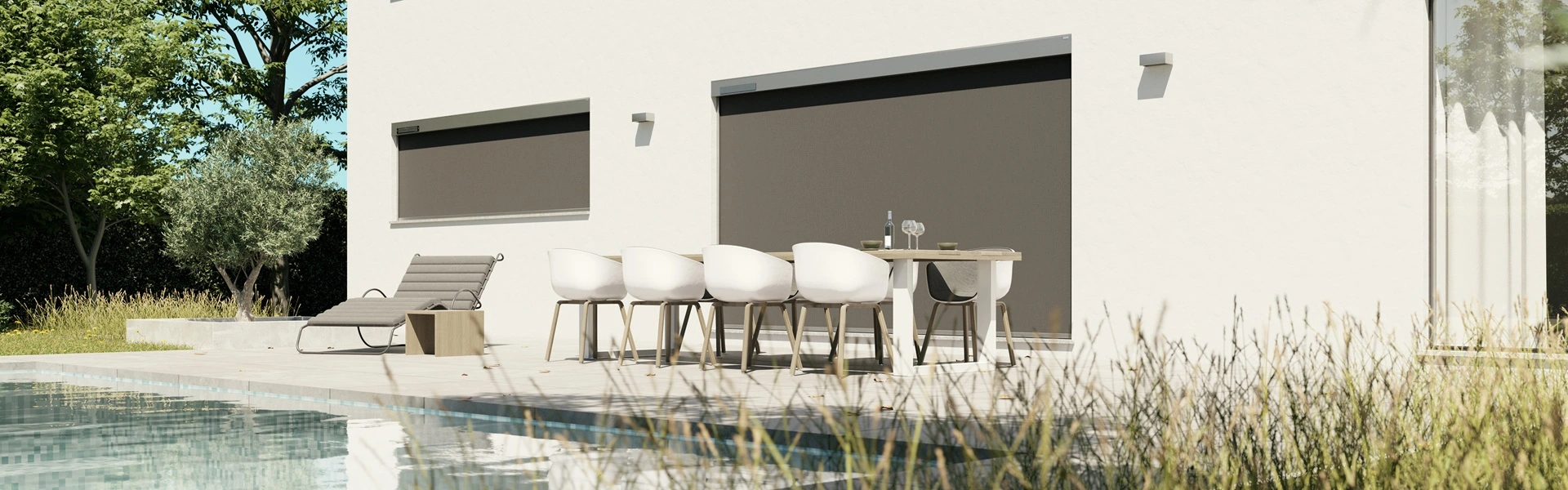 Witte woning met Cool Screen Solar zonwering en zwembad op de voorgrond