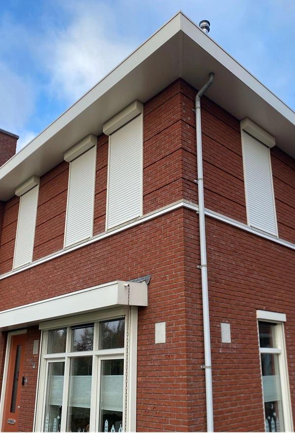 Woning in Heerenveen met drie witte rolluiken van Veldman Zonwering Woning in Heerenveen met drie witte rolluiken van Veldman Zonwering