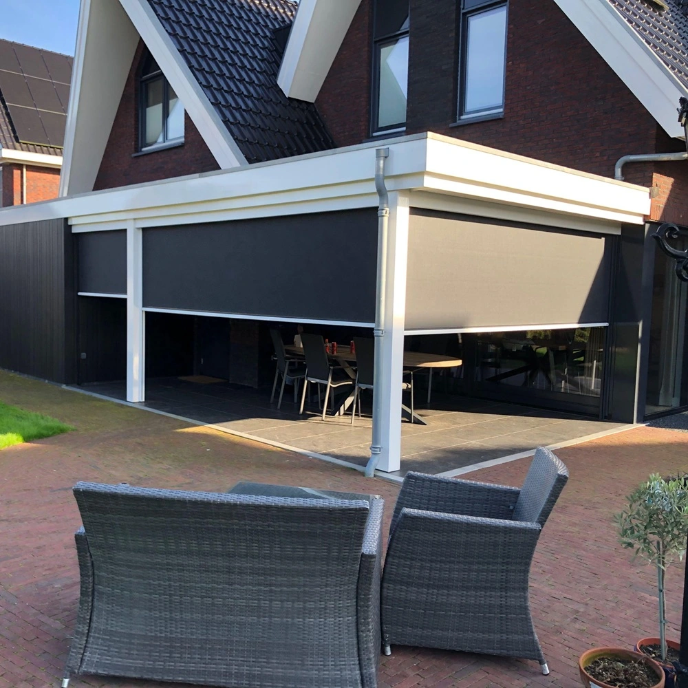 Woning met Zipscreen op terras in tuin