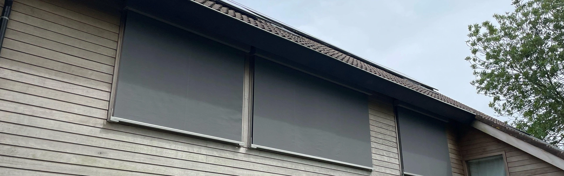 Woning met kabelscreens op bovenverdieping en tuinzicht