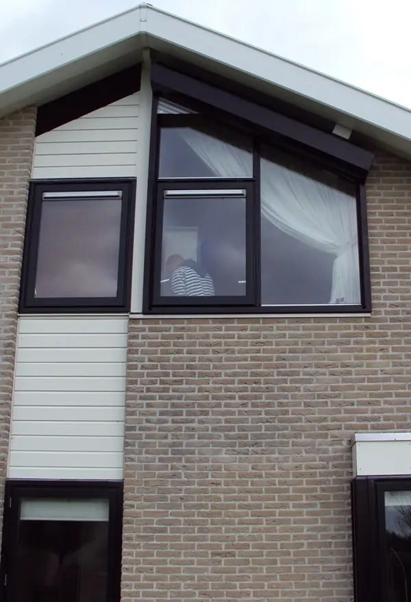 Woning met schuine rolluiken en grote ramen in Friesland Woning met schuine rolluiken en grote ramen in Friesland