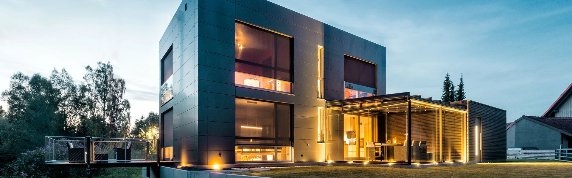 Woning met verlichting en RolSCREEN2 zonwering in een landelijke omgeving