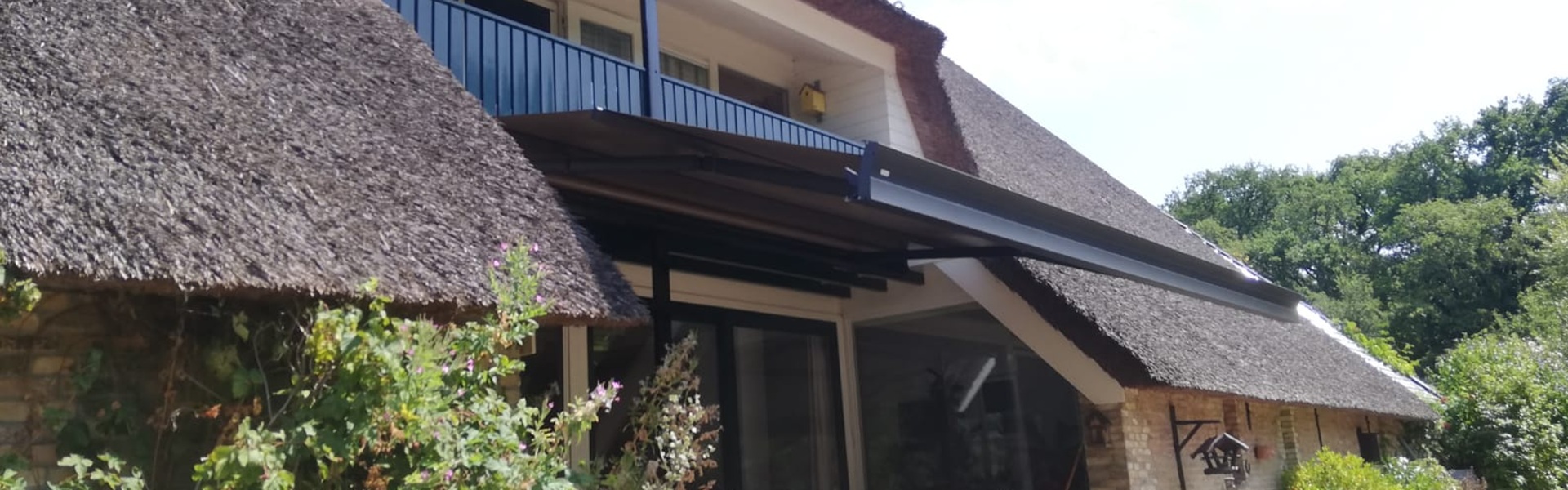 ZRS zonwering boven terras met glazen schuifdeuren