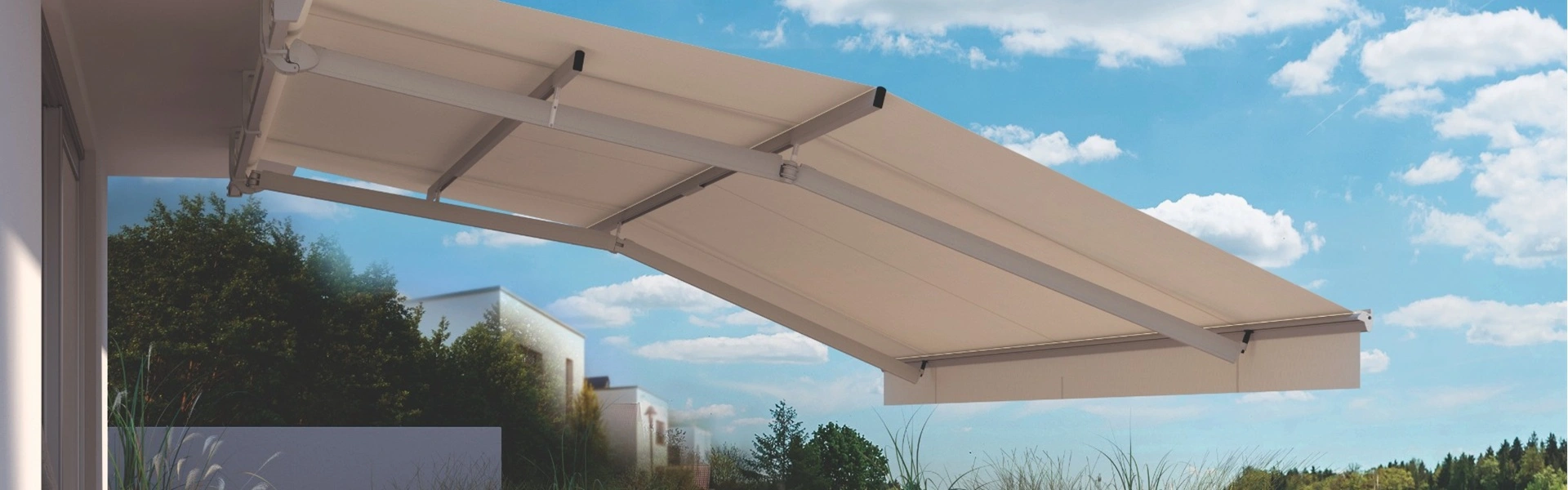 Zon en regenwering Sunrain met beige doek boven modern terras