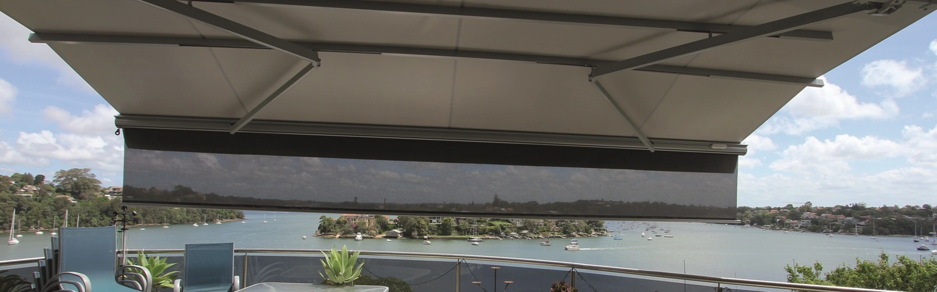 Zon en regenwering autovolant met transparante volant en uitzicht op water