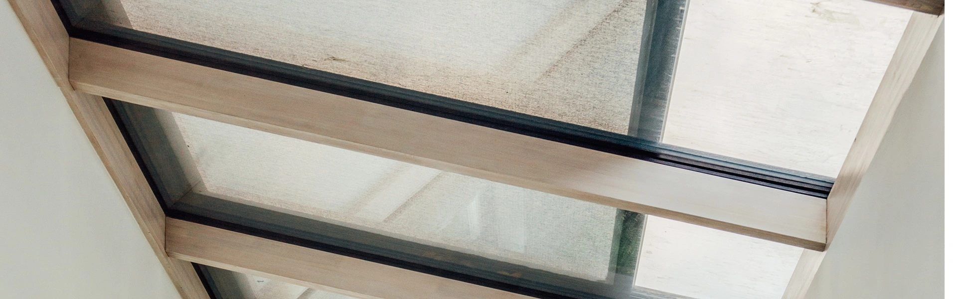 Zonwering VZ 0800 zip solar op een dakconstructie met helder glazen panelen