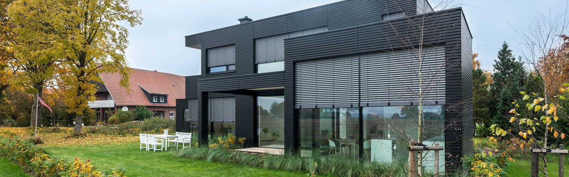 Zwarte villa met buitenjaloezie raffstore in landelijke omgeving