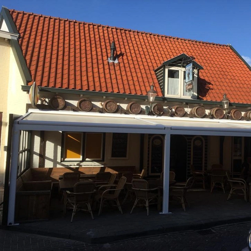 Buitenaanzicht van terrasoverkapping met schuifdak bij ’t Swintje door Veldman