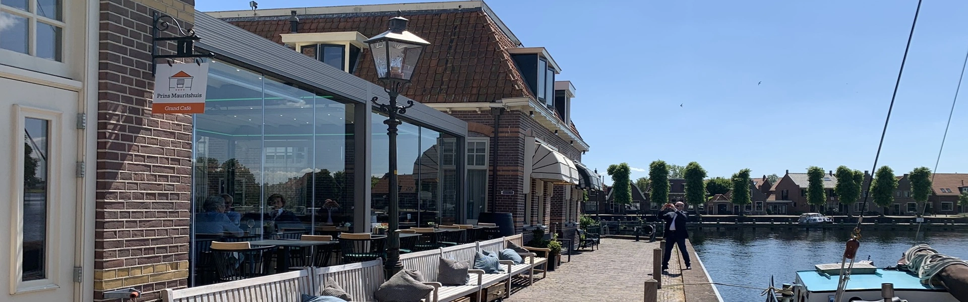 Glazen terrasoverkapping bij Prins Mauritshuis in Blokzijl