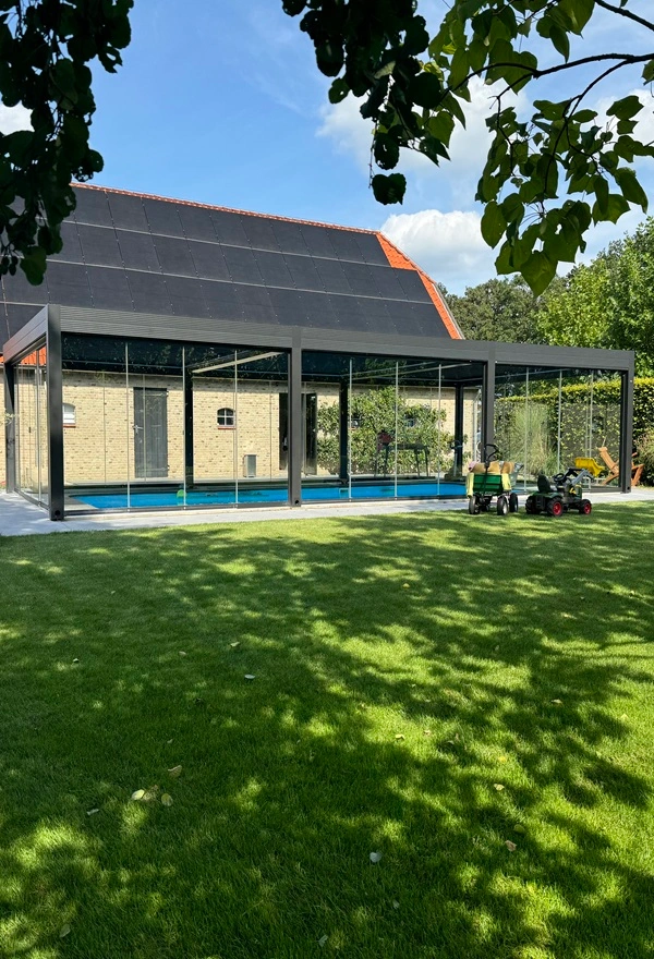 Glazen tuinkamer boven zwembad in Stoutenburg