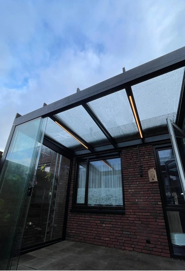 Glazen tuinkamer met ledverlichting door Veldman Zonwering in Heerenveen