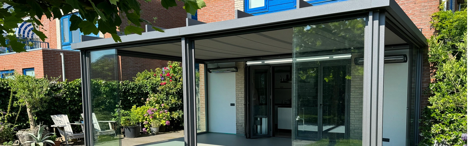 Glazen tuinkamer met open schuifdeuren in Heerenveen