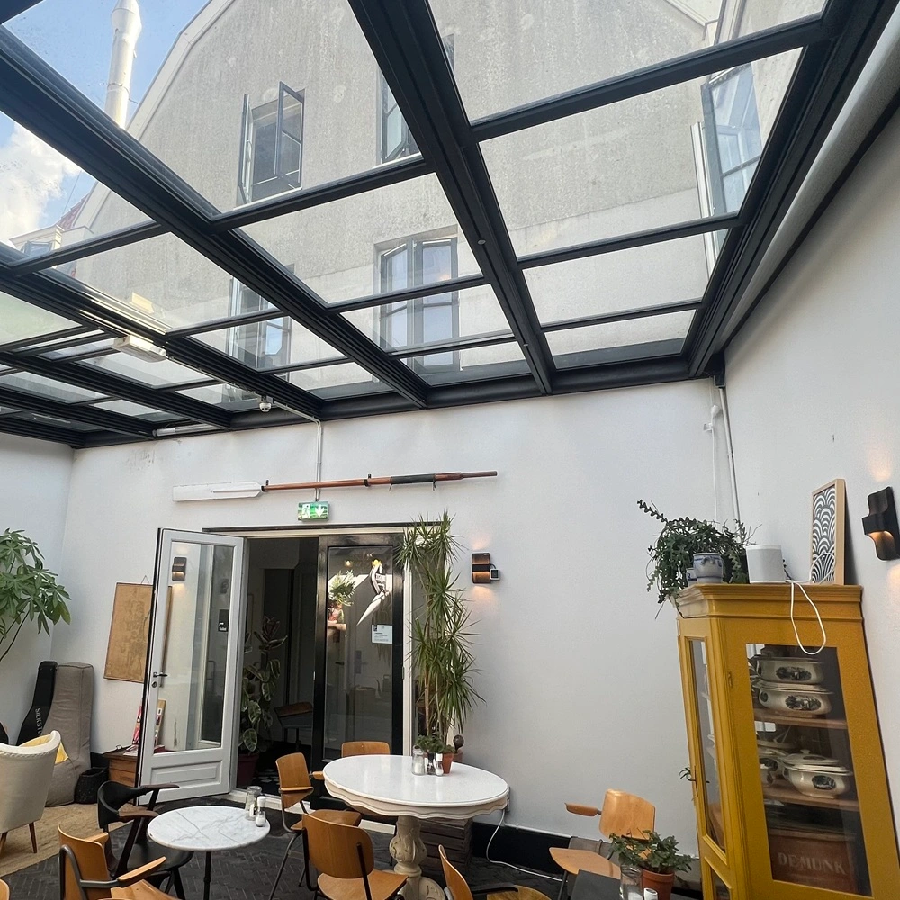 Glazen tuinkamer met schuifdak door Veldman Zonwering in Haarlem bij horeca Glazen tuinkamer met schuifdak door Veldman Zonwering in Haarlem bij horeca