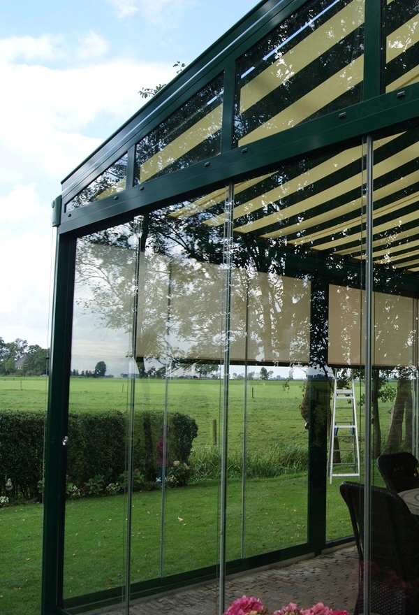 Glazen tuinkamer met zonwering geplaatst door Veldman Zonwering