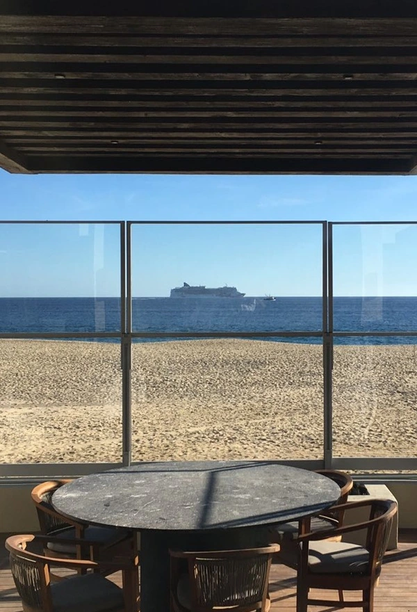 Glazen windschermen op Spaans terras bieden comfort met uitzicht op de oceaan Glazen windschermen op Spaans terras bieden comfort met uitzicht op de oceaan