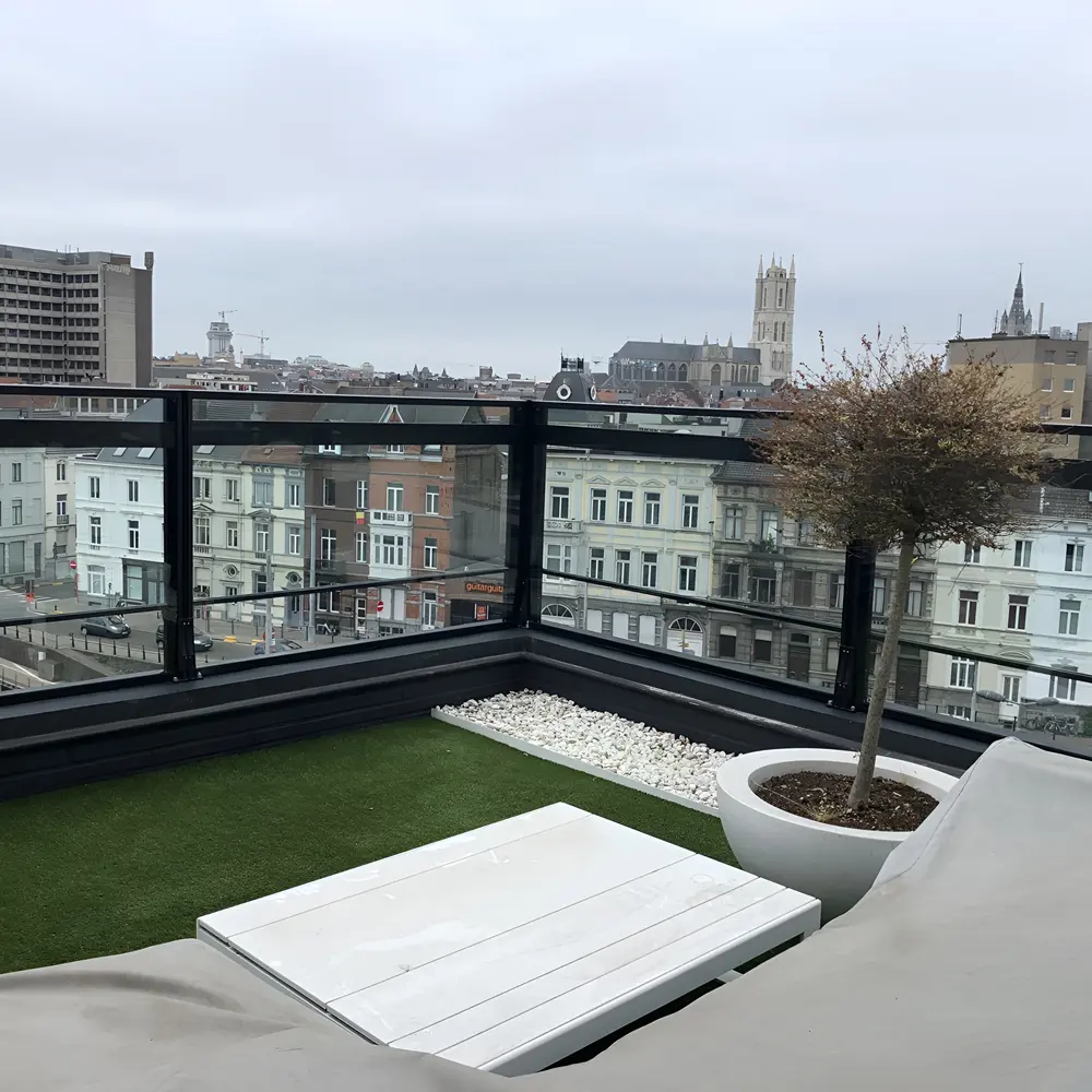 Glazen windschermen op dakterras in met panoramisch uitzicht over de stad