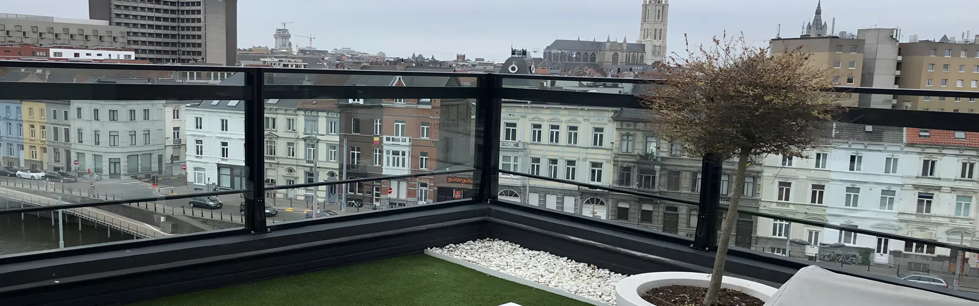 Glazen windschermen op dakterras in met stedelijk uitzicht en extra comfort